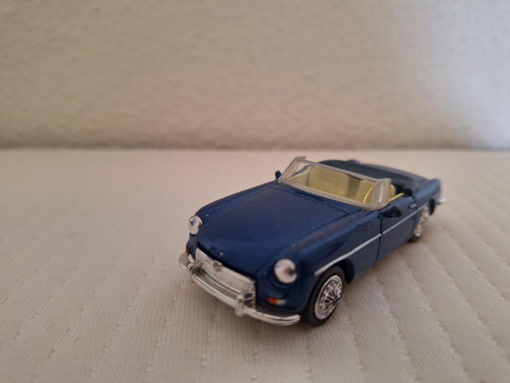 Blauwe Dinky Toys MG B Roadster schaalmodel, Ophalen of Verzenden, Zo goed als nieuw, Auto