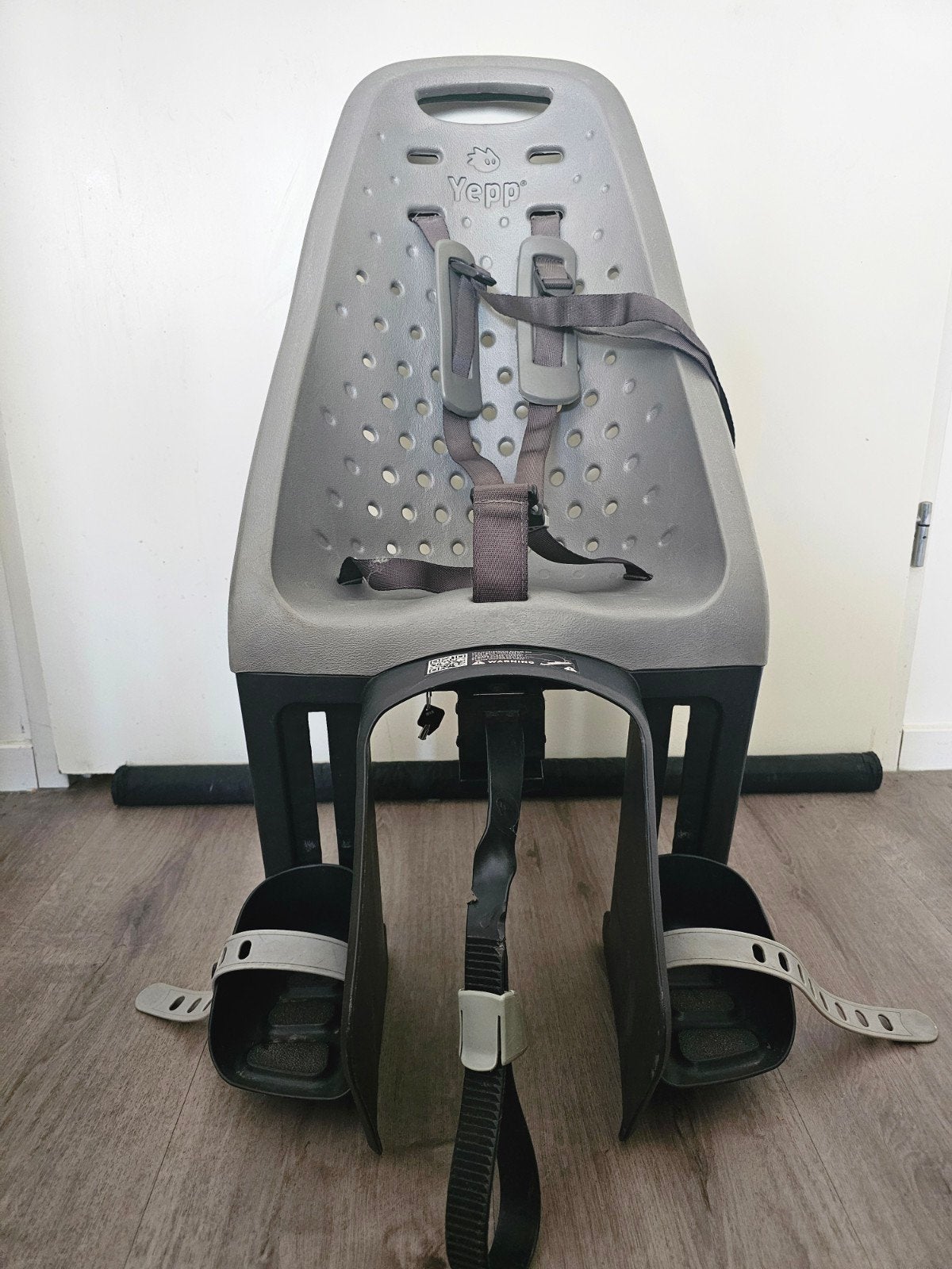 Yepp Rear Child Bike Seat - Grey with Lock & Keys, Fietsen en Brommers, 15 t/m 25 kg, Achterzitje, Yepp, Ophalen of Verzenden