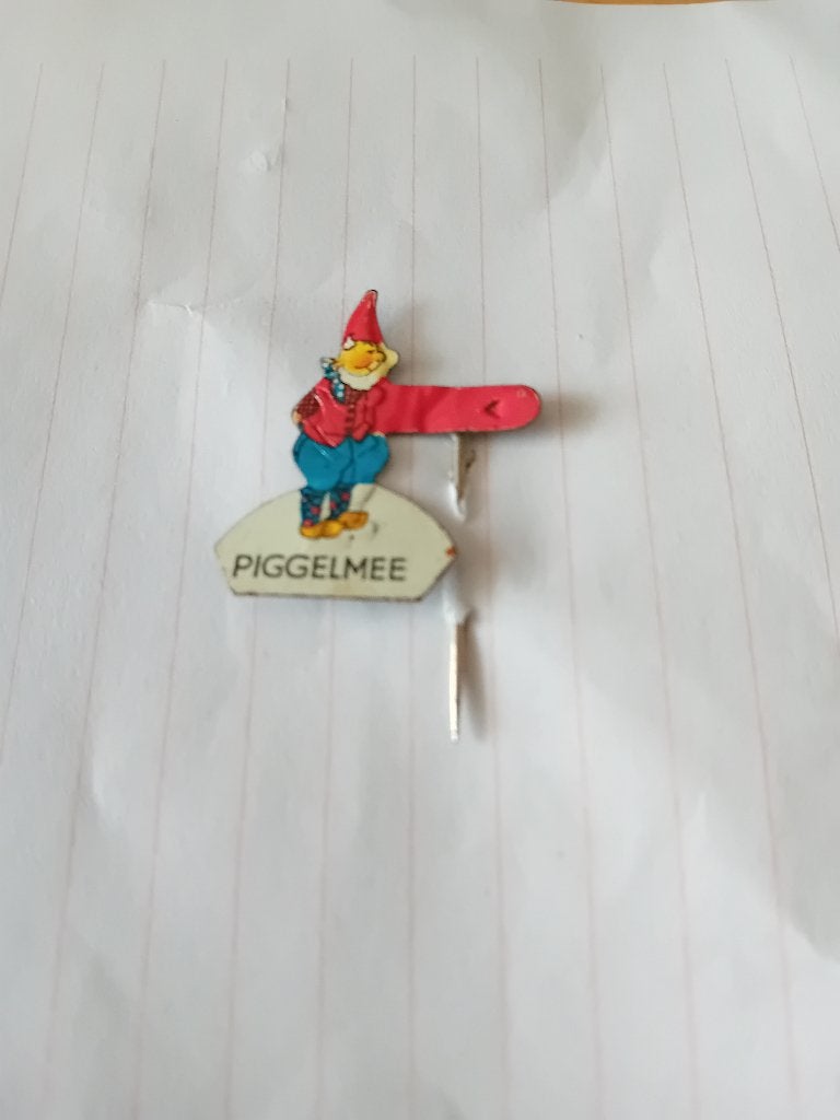 Pin - Kabouter PIGGELMEE, Ophalen of Verzenden, Zo goed als nieuw, Figuurtje, Speldje of Pin