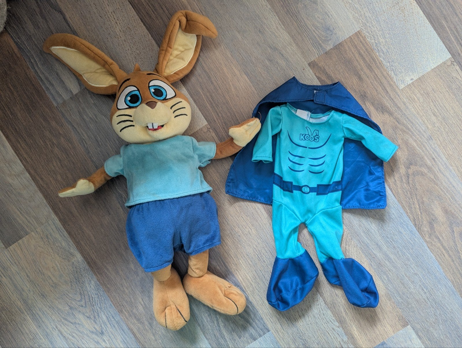 koos konijn knuffel met superheldenpak, Ophalen of Verzenden, Zo goed als nieuw, Konijn