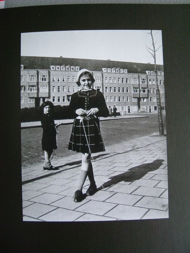 Anne Frank and Family. Photographs by Otto Frank., Boeken, 20e eeuw of later, V. Levie, Ophalen of Verzenden, Zo goed als nieuw