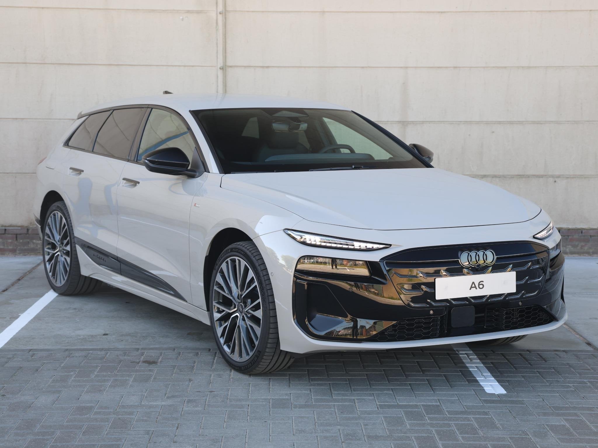Audi A6 Avant S edition e-tron 83 kWh | 286 PK Avant | 21" v, Auto's, Audi, Automaat, Achterwielaandrijving, Zwart, Beige