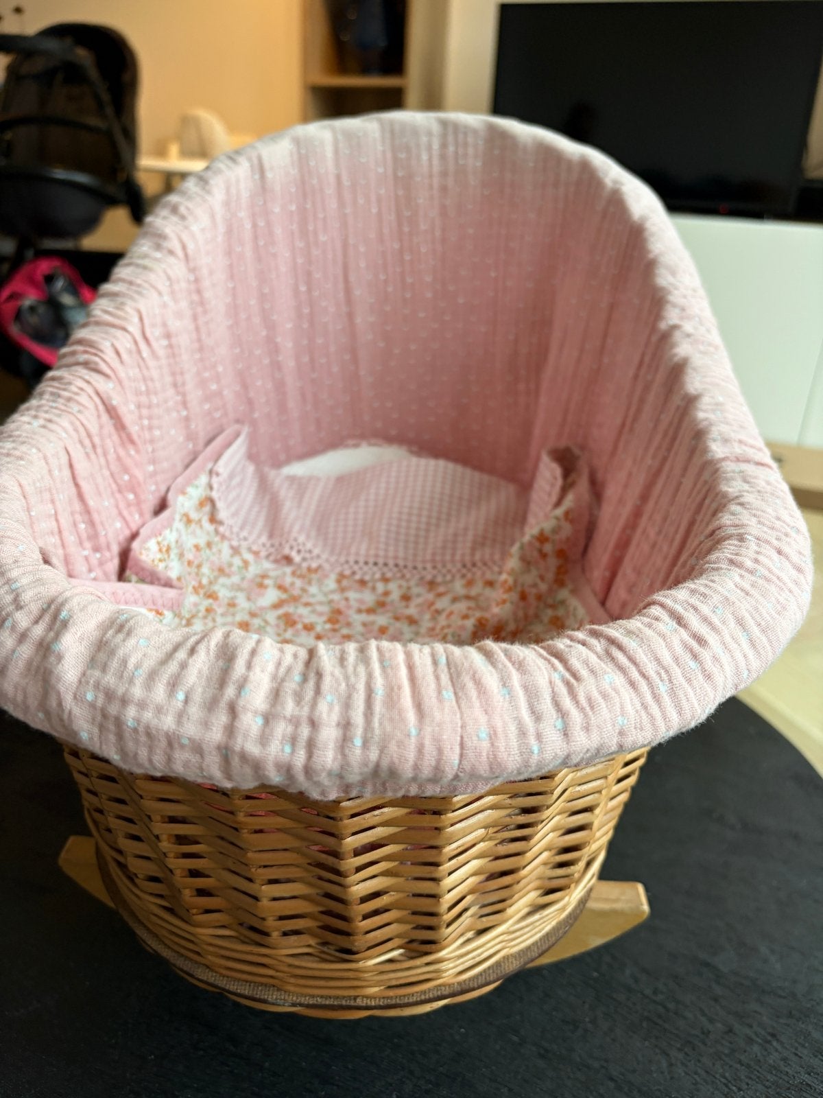 Wiegje riet met roze bekleding, Ophalen, Gebruikt