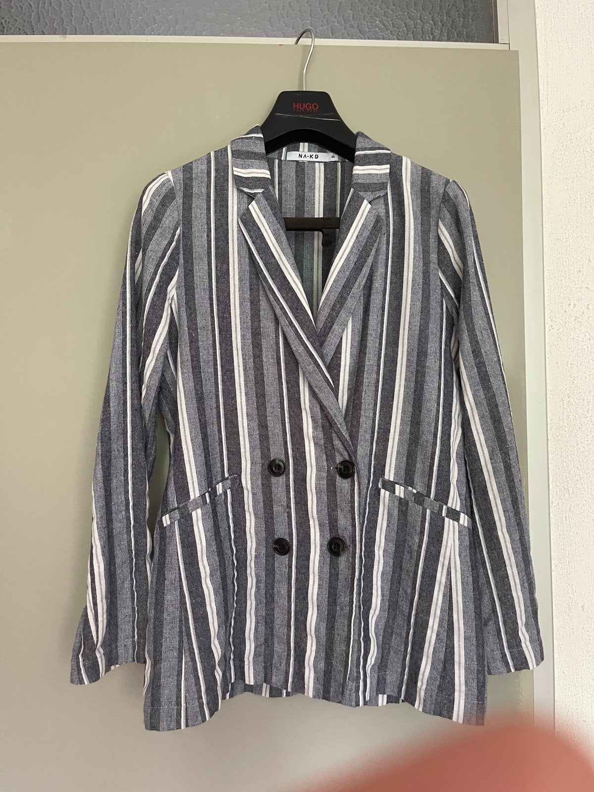 NA-KD Gestreepte Blazer - Maat 34 (XS), Kleding | Dames, Ophalen of Verzenden, Zo goed als nieuw, Jasje, Maat 34 (XS) of kleiner
