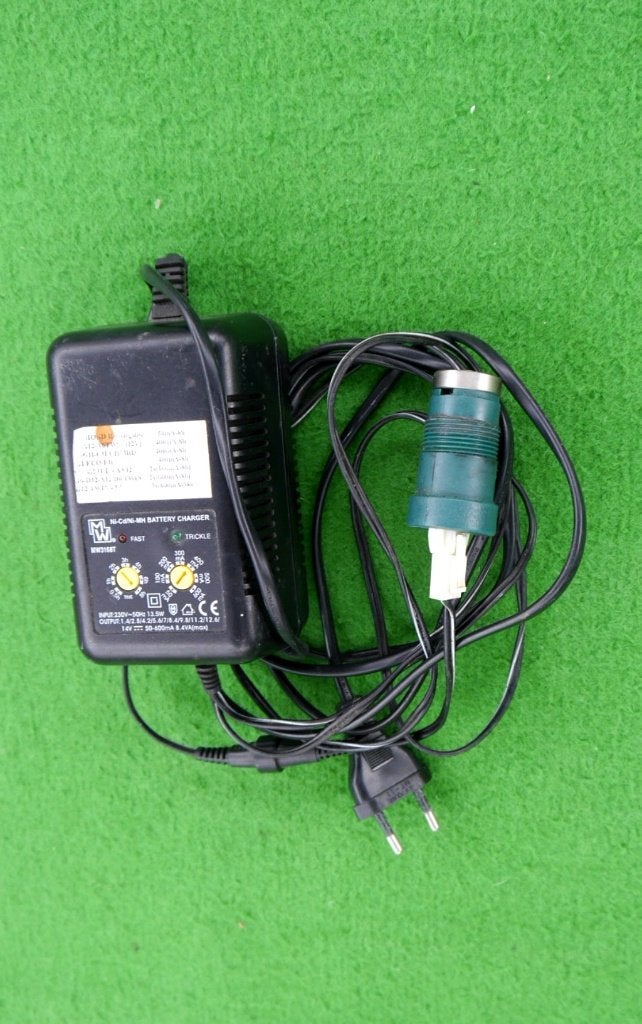 Green Force duiklamp acculader NiCd/NiMH met laadconnector, Ophalen of Verzenden, Gebruikt, Duiklamp