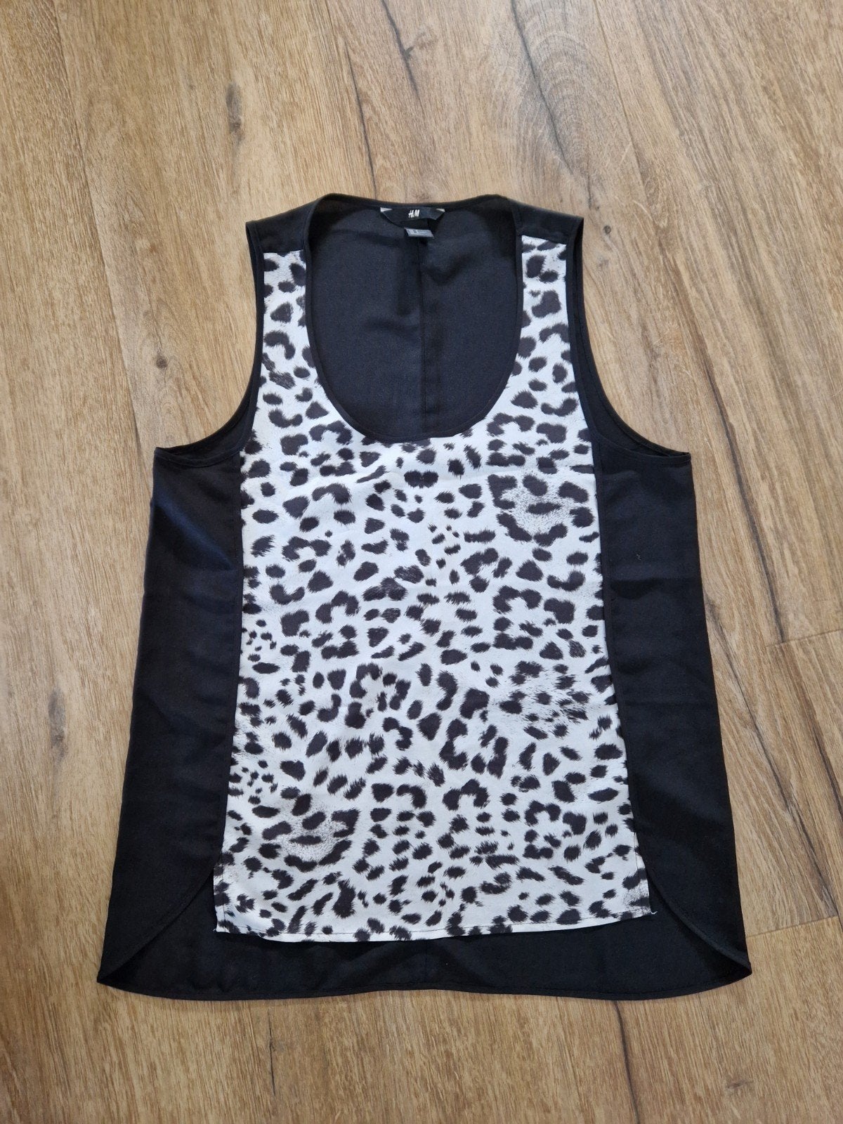 Top zwart met wit panterprint maat 38 H&M
Achterkant is zwar, Maat 38/40 (M), H&M, Zwart, Ophalen of Verzenden