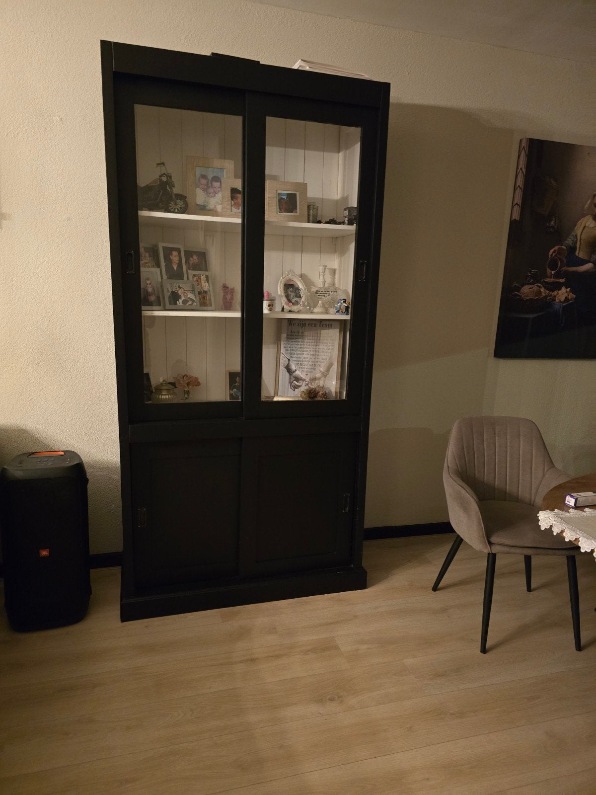 Zwarte vitrinekast met schuifdeuren, Ophalen, Modern, Klassiek, Overige houtsoorten, 50 tot 100 cm