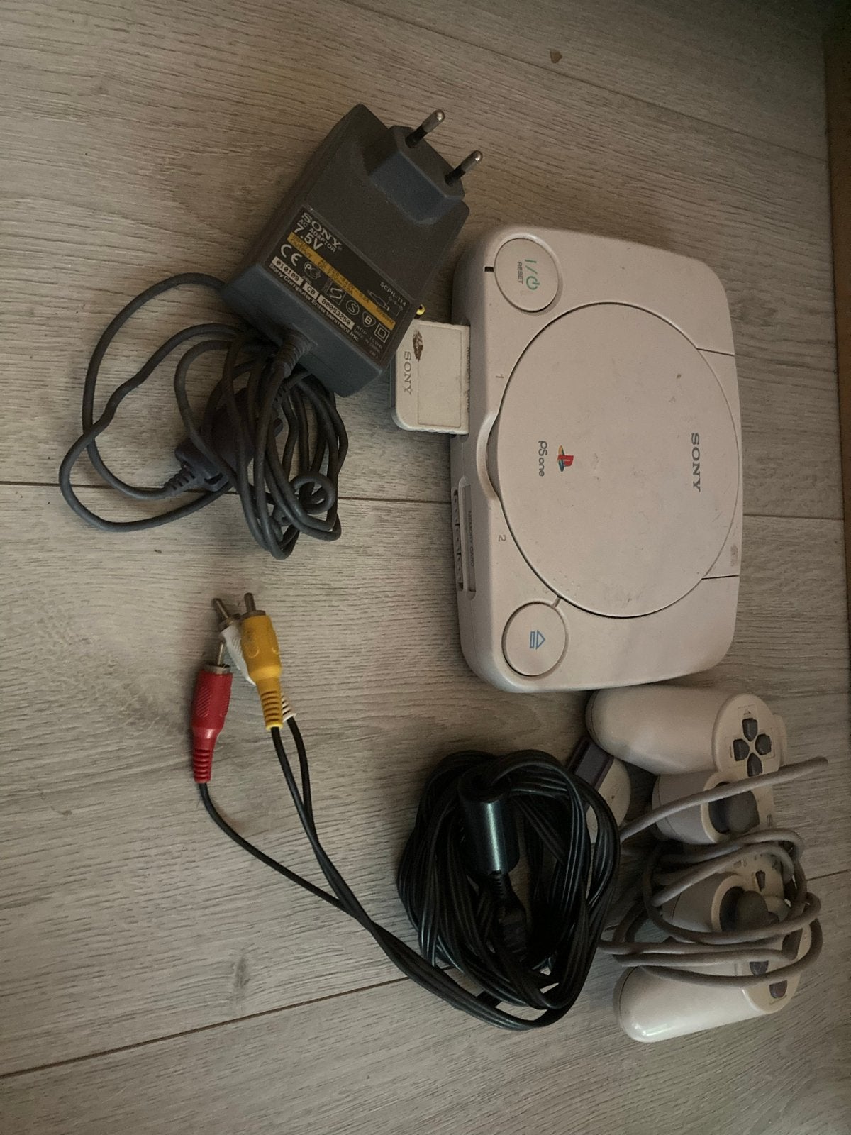 PlayStation 1 (PSone) met 1 controller  en geheugenkaart, Spelcomputers en Games, Spelcomputers | Sony PlayStation 1, Ophalen