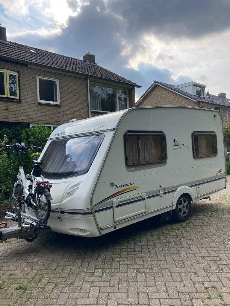 SWIFT Toscane 410, Caravans en Kamperen, Frans bed, Fietsenrek, Treinzit, 750 - 1000 kg