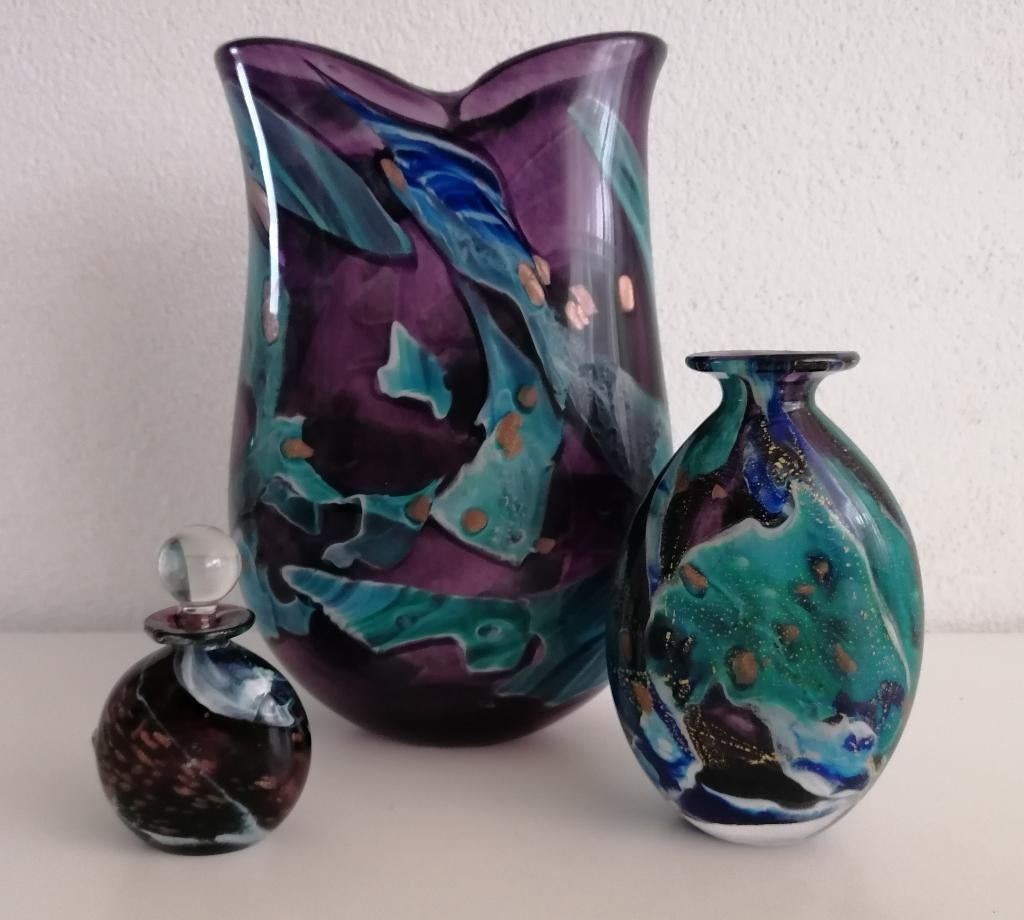 Glaskunst 2 vazen 1 parfume flesje, mond geblazen, Blauw, Ophalen of Verzenden, Minder dan 50 cm, Glas