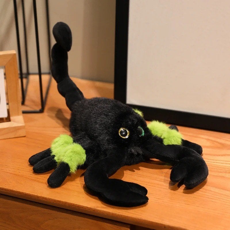 Schattige zwarte schorpioen knuffel levensecht (30cm)