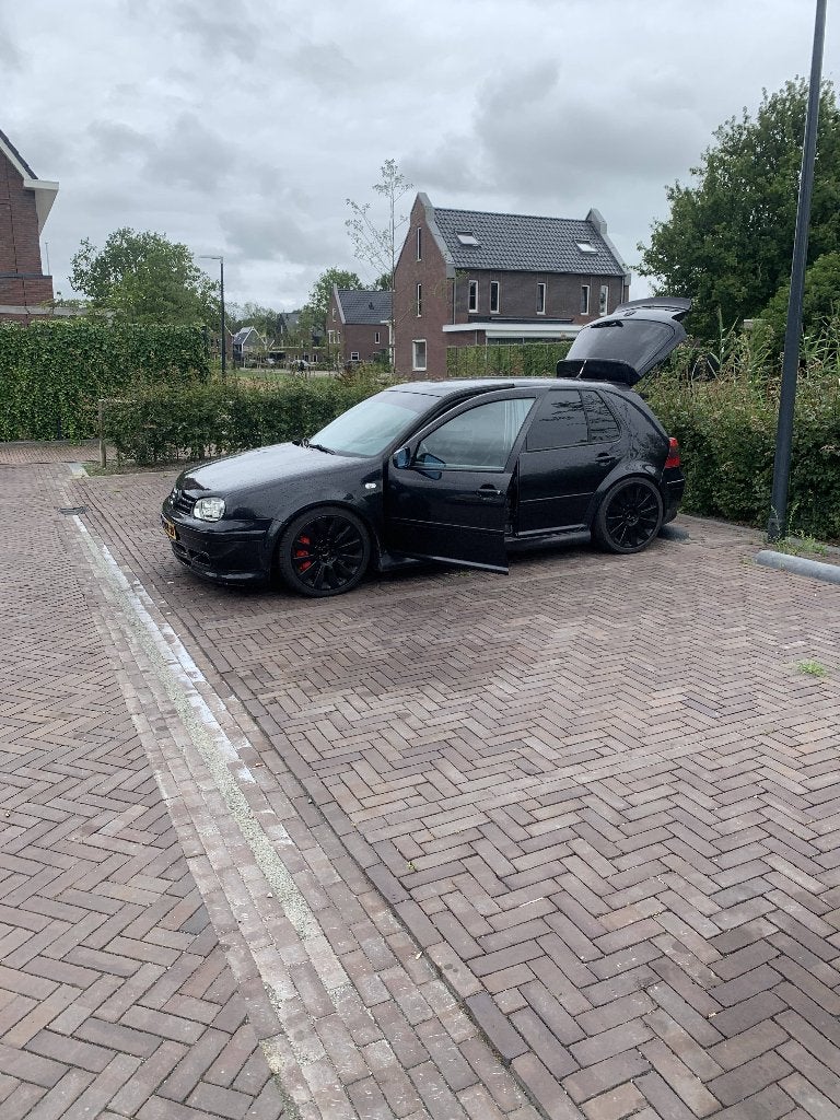 VW Golf 1.8T 150+PK NIEUWE APK |BREMBO|CARBON|RECARO|BODYKIT, Auto's, LED verlichting, Zwart, 4 cilinders, Zwart