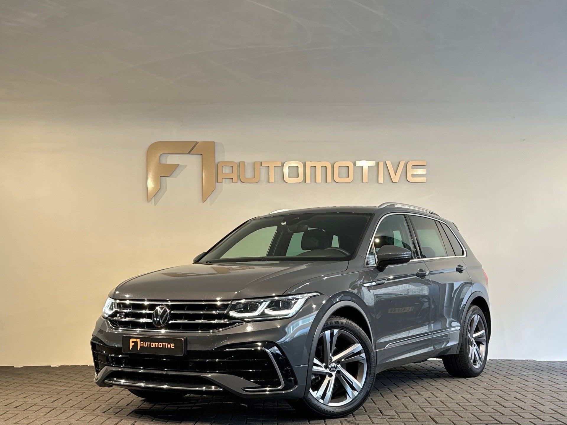 Volkswagen Tiguan 1.5 TSI R-Line Business IQ Lights|ACC|Sfee, Dealer onderhouden, 15 km/l, Euro 6, 4 cilinders