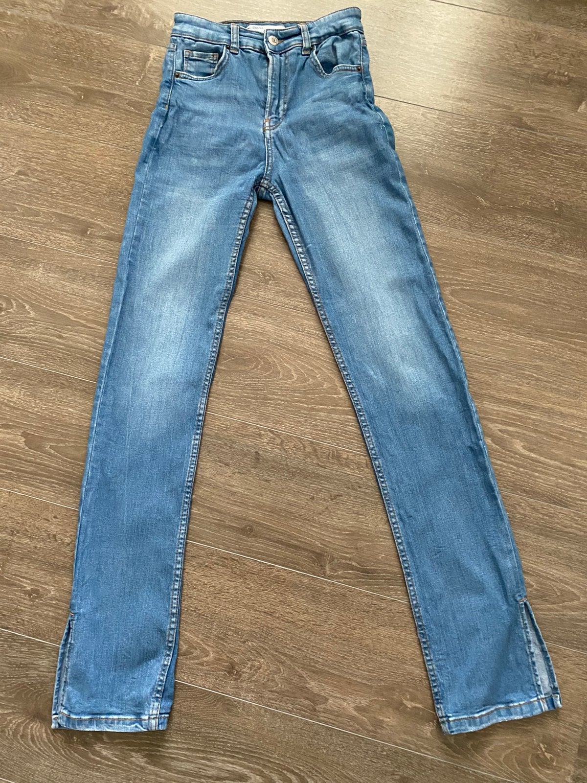 Dames meisjes spijkerbroek maat 34 XS van BERSHKA, Blauw, Zo goed als nieuw, W27 (confectie 34) of kleiner, Bershka