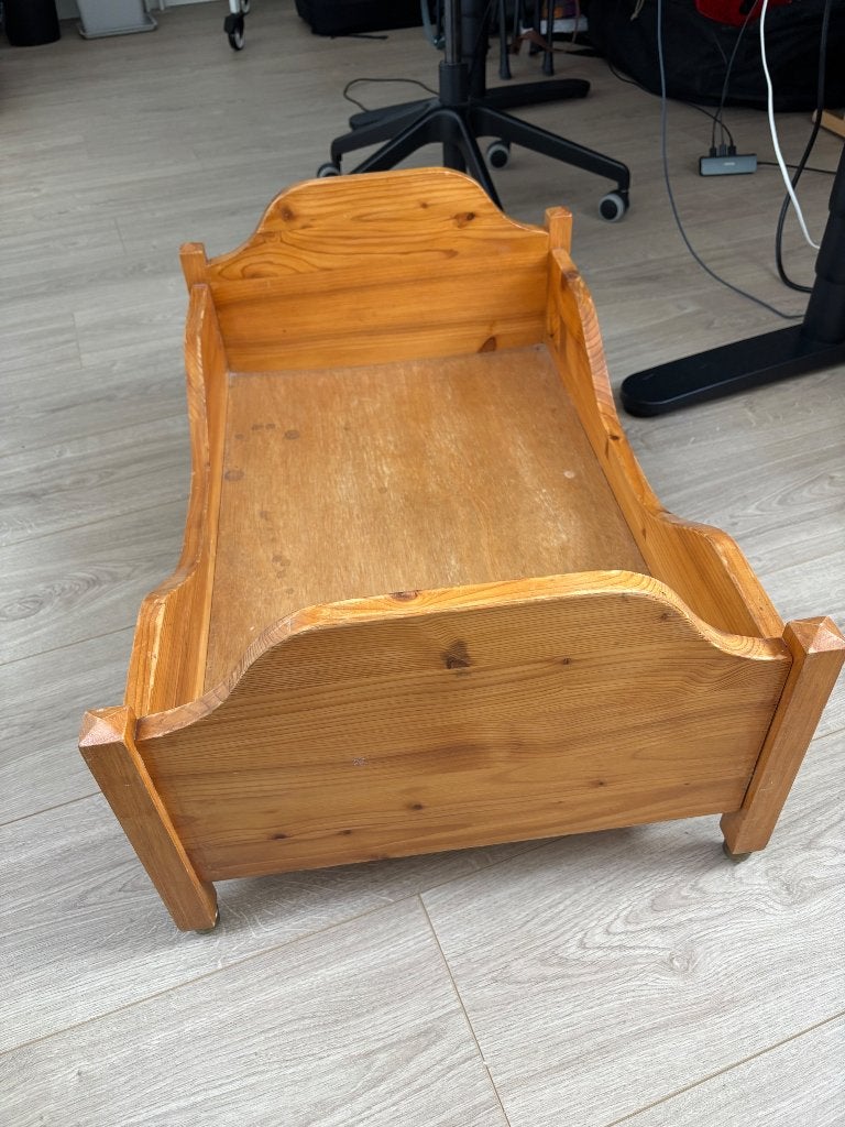 Houten poppenbedje, Ophalen, Gebruikt, Meubelstuk of Keukentje