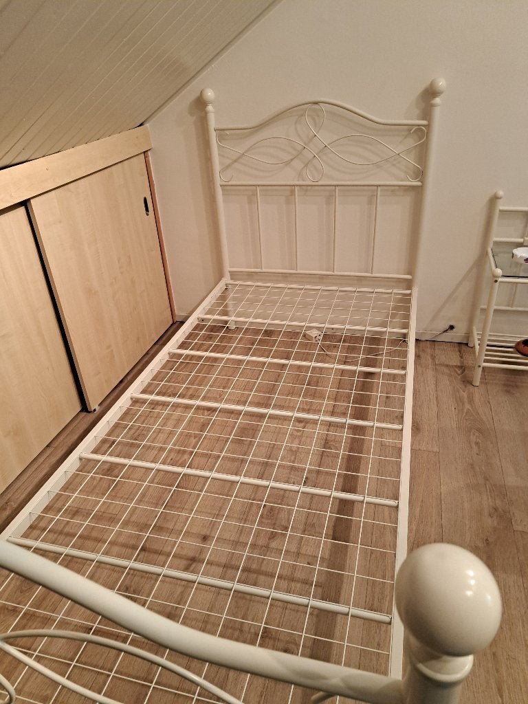 Metalen bed en 'nachtkastje', Huis en Inrichting, Slaapkamer | Bedden, Ophalen, 90 cm, Eenpersoons, Zo goed als nieuw