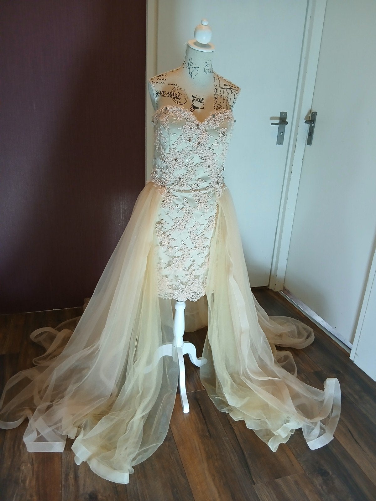 Jurk High-Low champagne, Kleding | Dames, Beige, Ophalen of Verzenden, Zo goed als nieuw, Maat 36 (S)