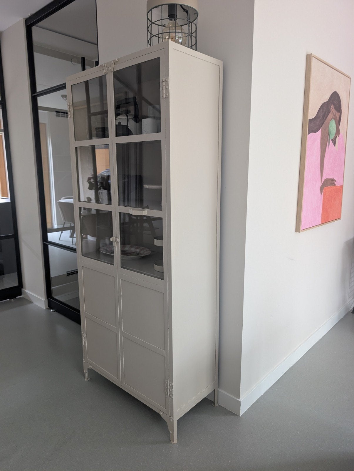 Vintage metalen vitrinekast met glazen deuren beige/zand, Ophalen, Gebruikt