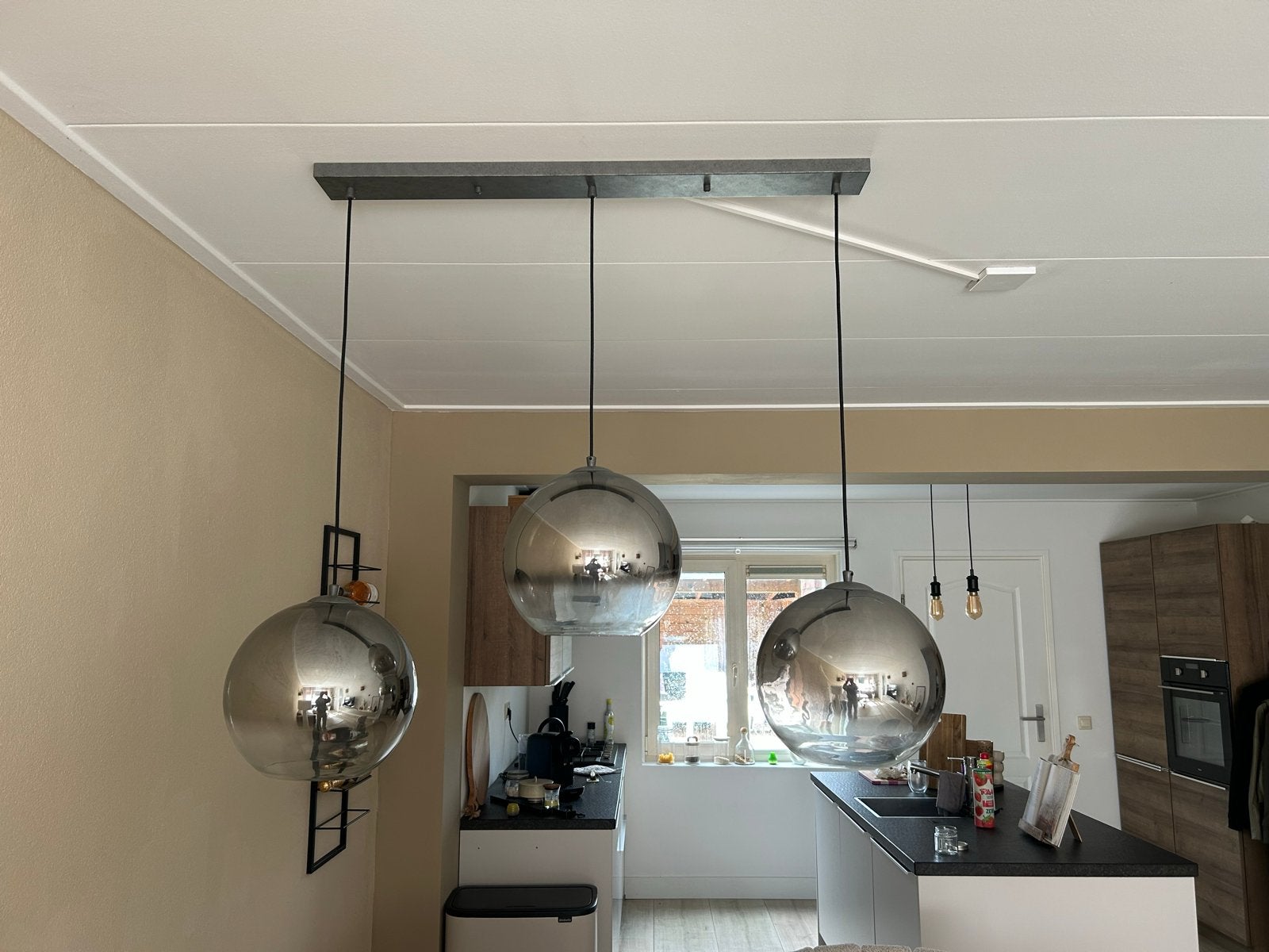 Moderne hanglamp met 3 glazen bollen, Ophalen of Verzenden, Zo goed als nieuw, Glas, E27 (groot)