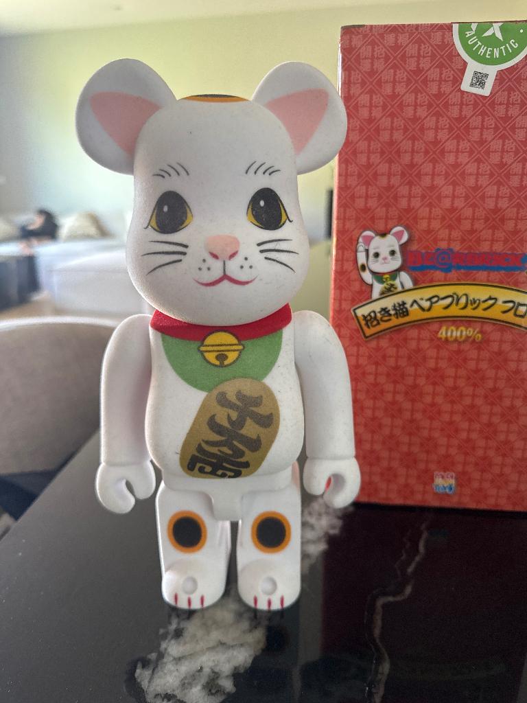Bearbrick beckoning cat white 400%, Ophalen of Verzenden, Zo goed als nieuw