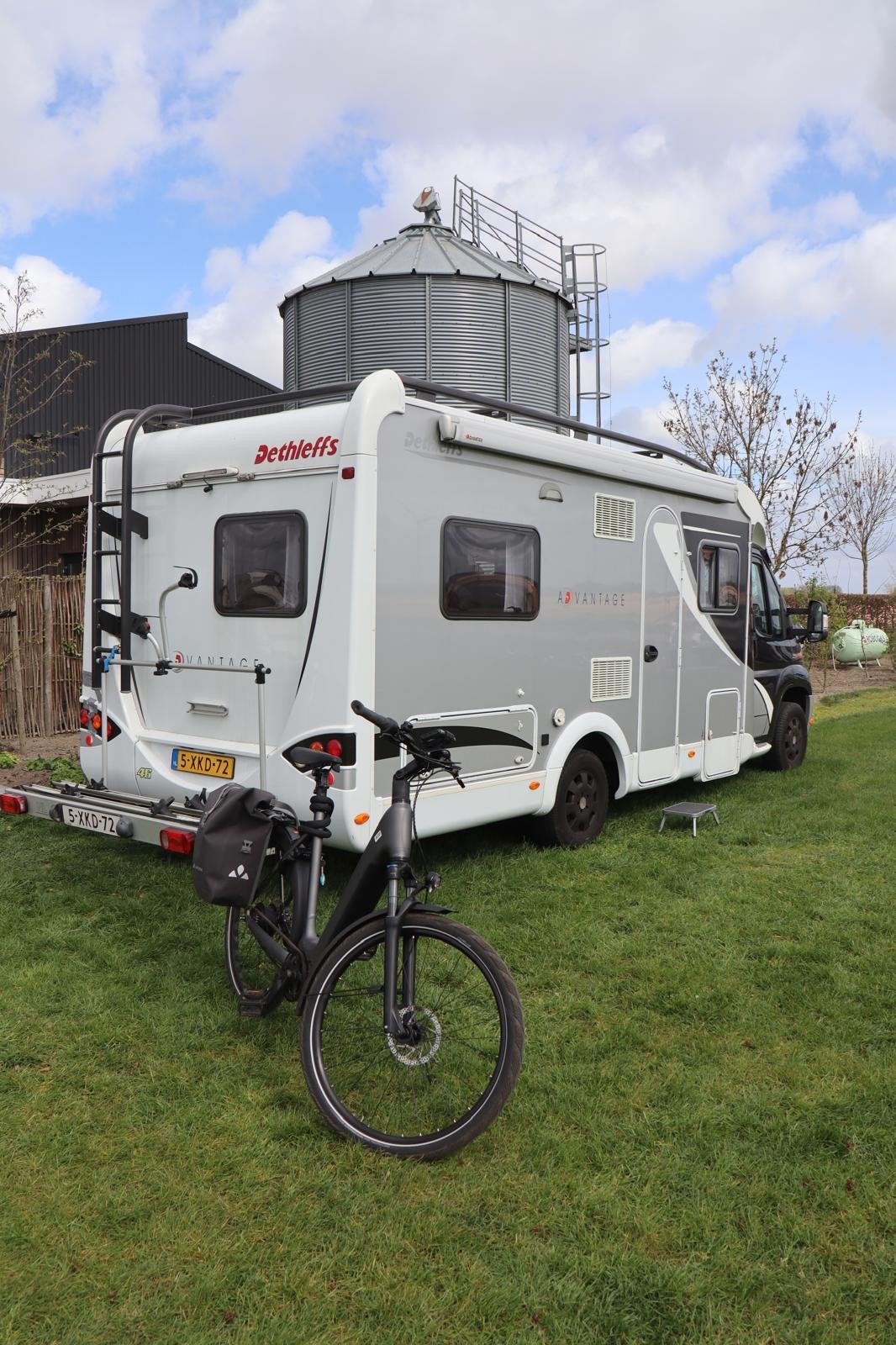 Gezocht: Achterwandfietsendrager voor racefiets (125 cm), Auto diversen, Fietsendragers, Ophalen of Verzenden, 1 fiets, Gebruikt