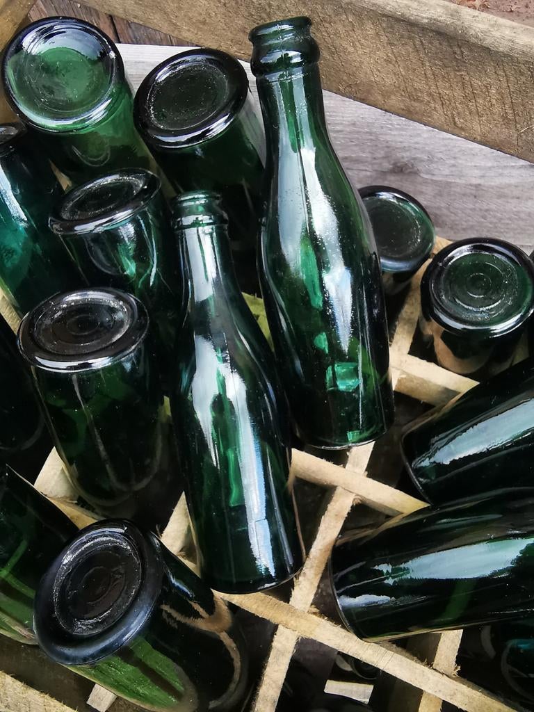 Oude bierkrat met 20 groene flessen set Miekje, Ophalen