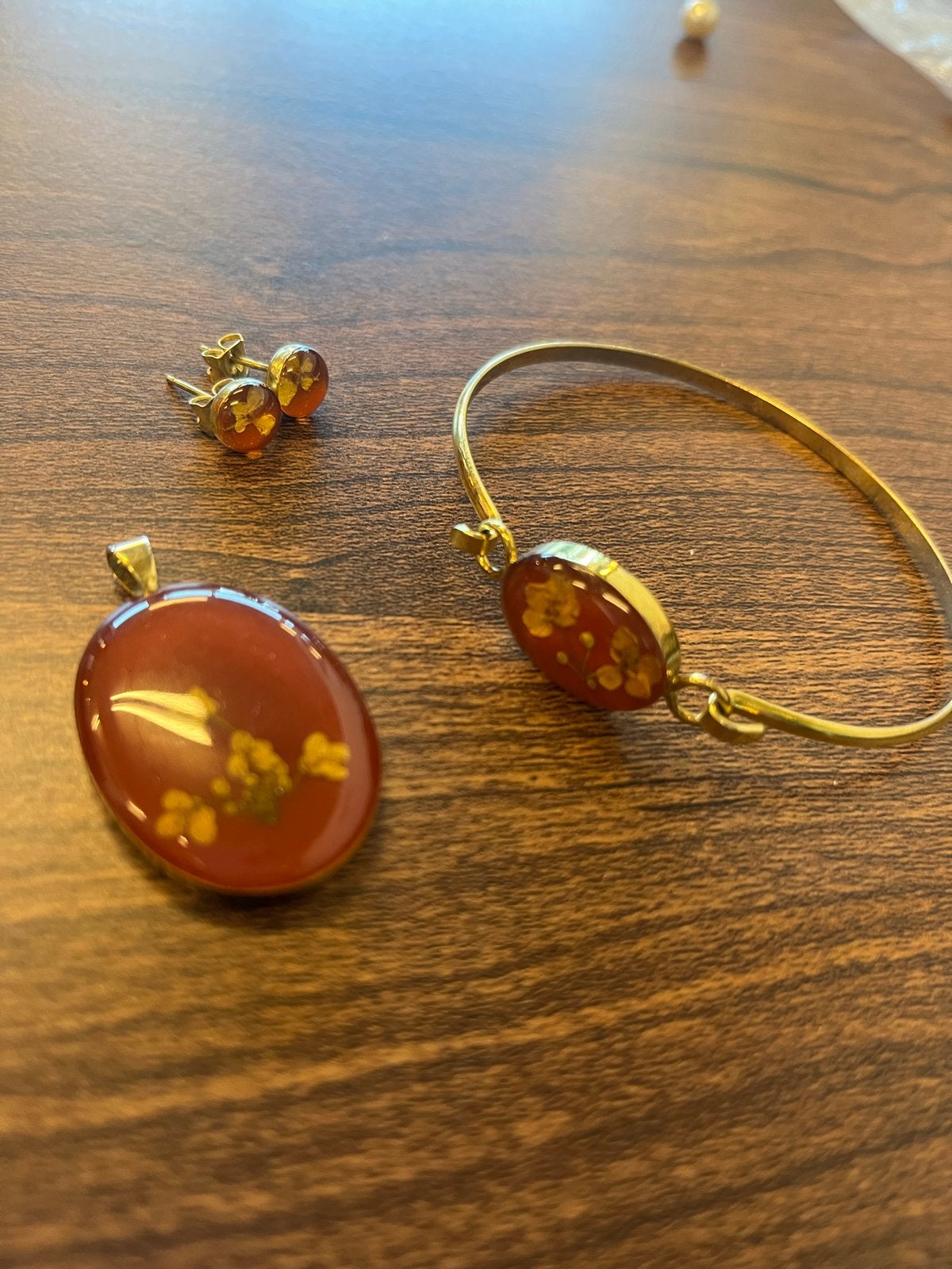 Gouden sieradenset met hars en gedroogde bloemen, Sieraden, Tassen en Uiterlijk, Armbanden, Ophalen of Verzenden, Zo goed als nieuw