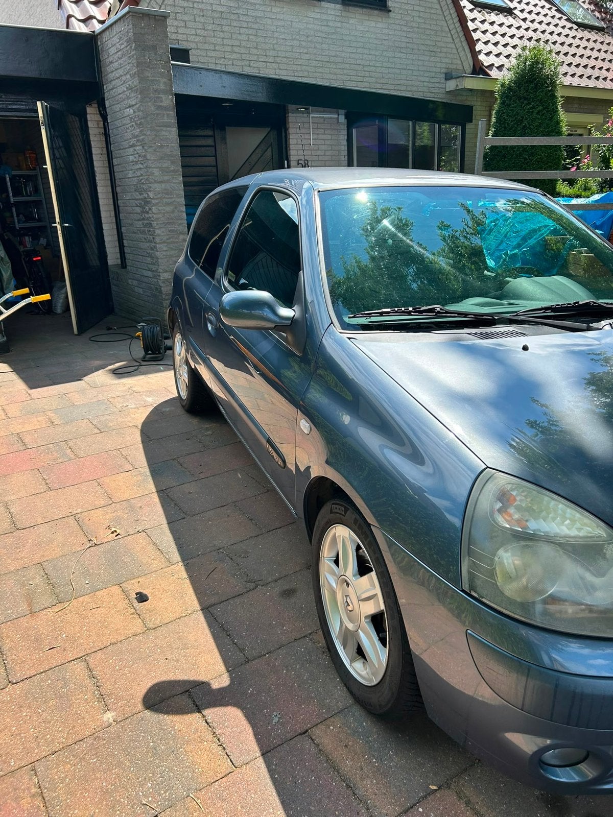 Renault Clio 1.6 16V Dynbas E4 2005 Blauw, Auto's, Renault, Particulier, Clio, ABS, Airbags, Airconditioning, Bluetooth, Centrale vergrendeling