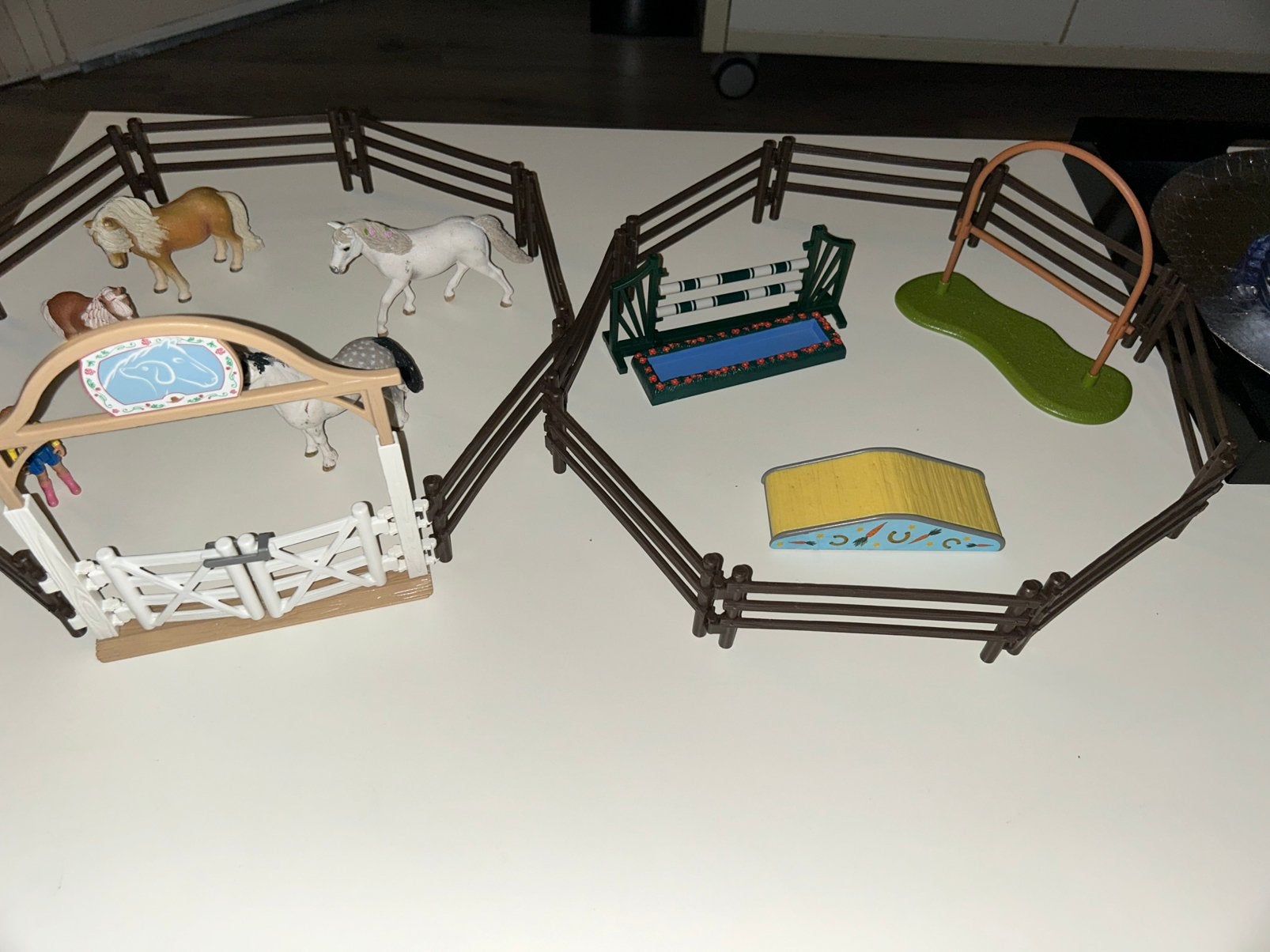Schleich paddock met toegangspoort en trainingskamp, Verzamelen, Dierenverzamelingen, Ophalen of Verzenden, Gebruikt, Paard, Beeldje of Figuurtje