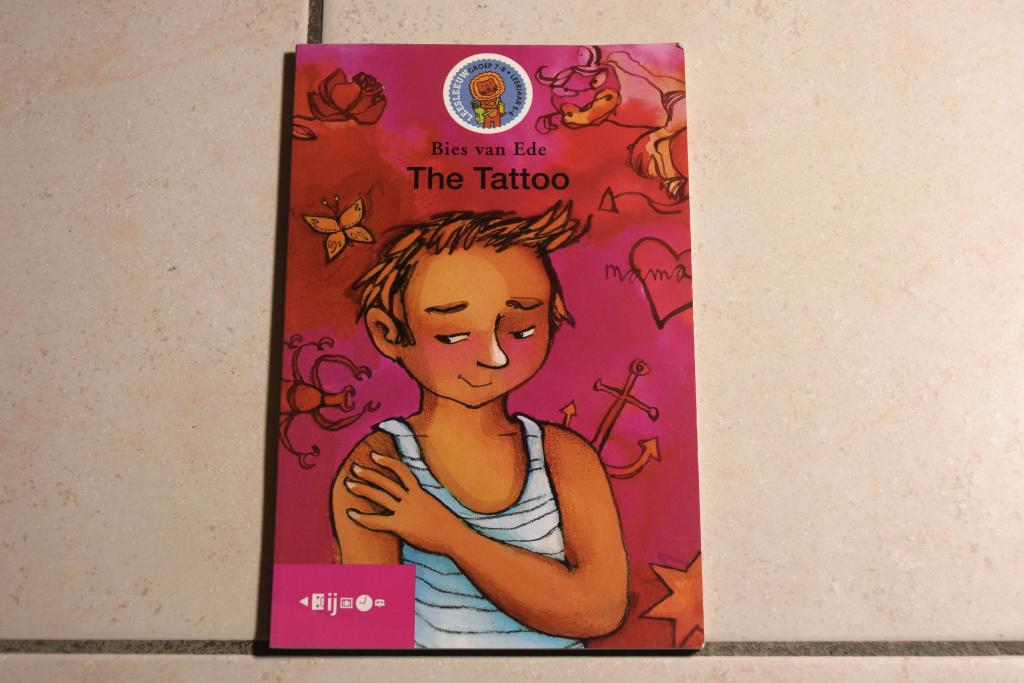 Leesleeuw Engels: The Tattoo / Bies van Ede, groep 7/8,, Boeken, Ophalen of Verzenden, Zo goed als nieuw, Fictie algemeen