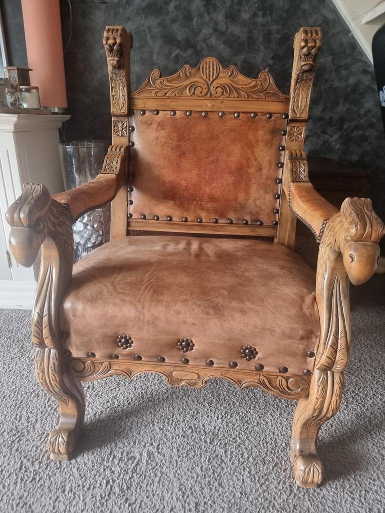 Antieke handgesneden houten stoel met leer, Antiek en Kunst, Antiek | Meubels | Stoelen en Banken, Ophalen of Verzenden