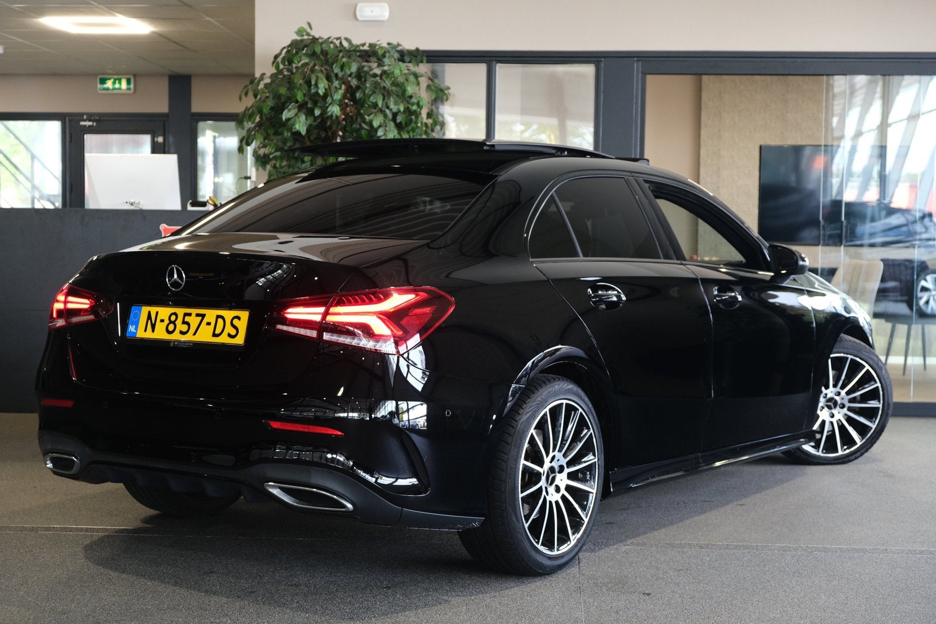 Mercedes-Benz A-klasse 200 Business Solution AMG Pano Cam PD, Dealer onderhouden, Stof, Gebruikt, 4 cilinders