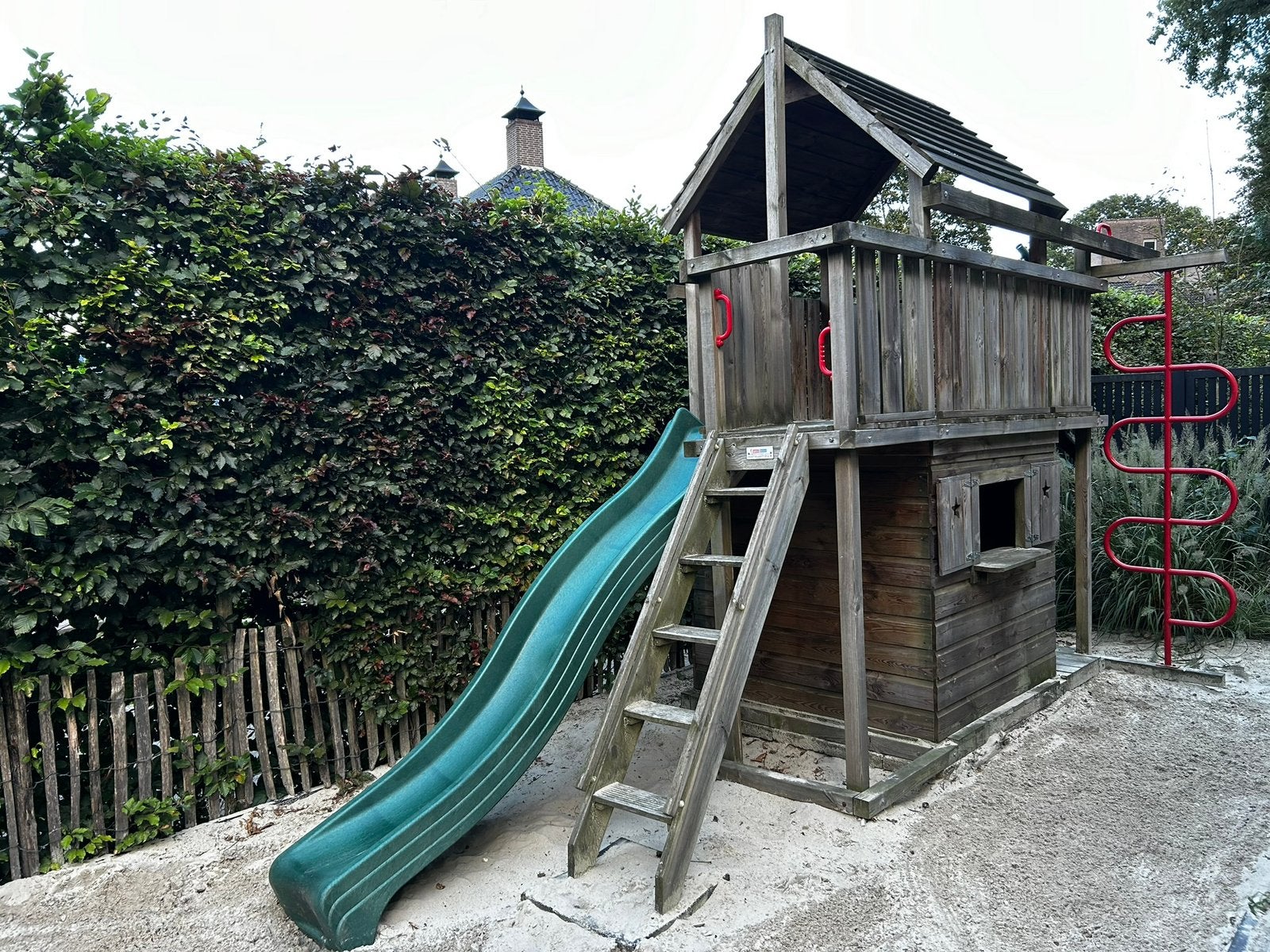 Houten speelhuisje met glijbaan en klimrek, Kinderen en Baby's, Speelgoed | Buiten | Speeltoestellen, Gebruikt, Glijbaan, Ophalen