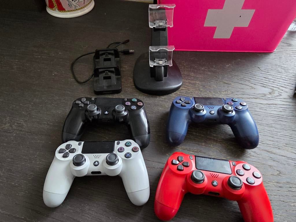 4x PS4 Controllers met Docking Station, Spelcomputers en Games, Spelcomputers | Sony PlayStation Consoles | Accessoires, Ophalen