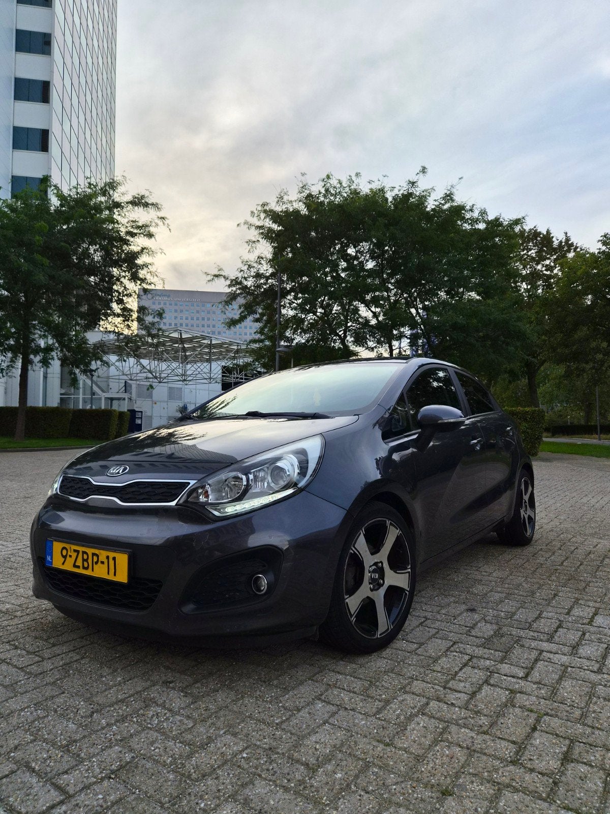Kia Rio 1.2 I  2014 Grijs (KM: 173.000), Auto's, Kia, 1027 kg, 450 kg, 40 €/maand, 4 cilinders