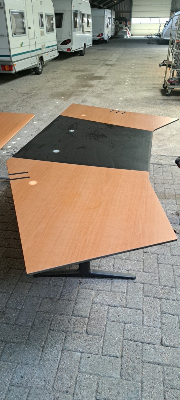 Groot hoekbureau met zwart en houtkleurig blad, Huis en Inrichting, Bureaus, Ophalen, Opbergruimte, Gebruikt, Spaanplaat of MDF
