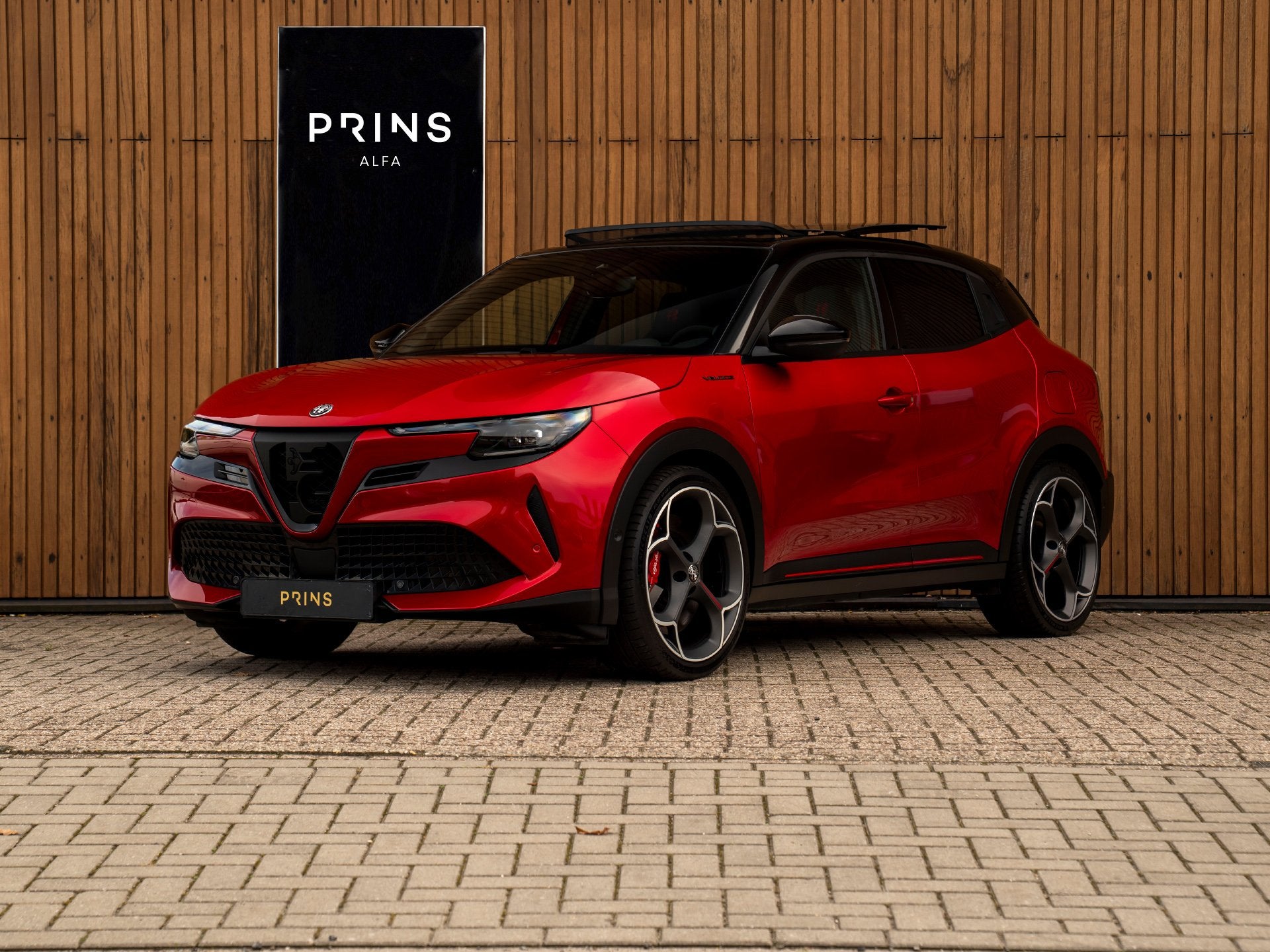 Alfa Romeo Junior Elettrica Veloce 54 kWh | Corsa stoelen |, Auto's, Dealer onderhouden, Zwart, 1535 kg, Alcantara