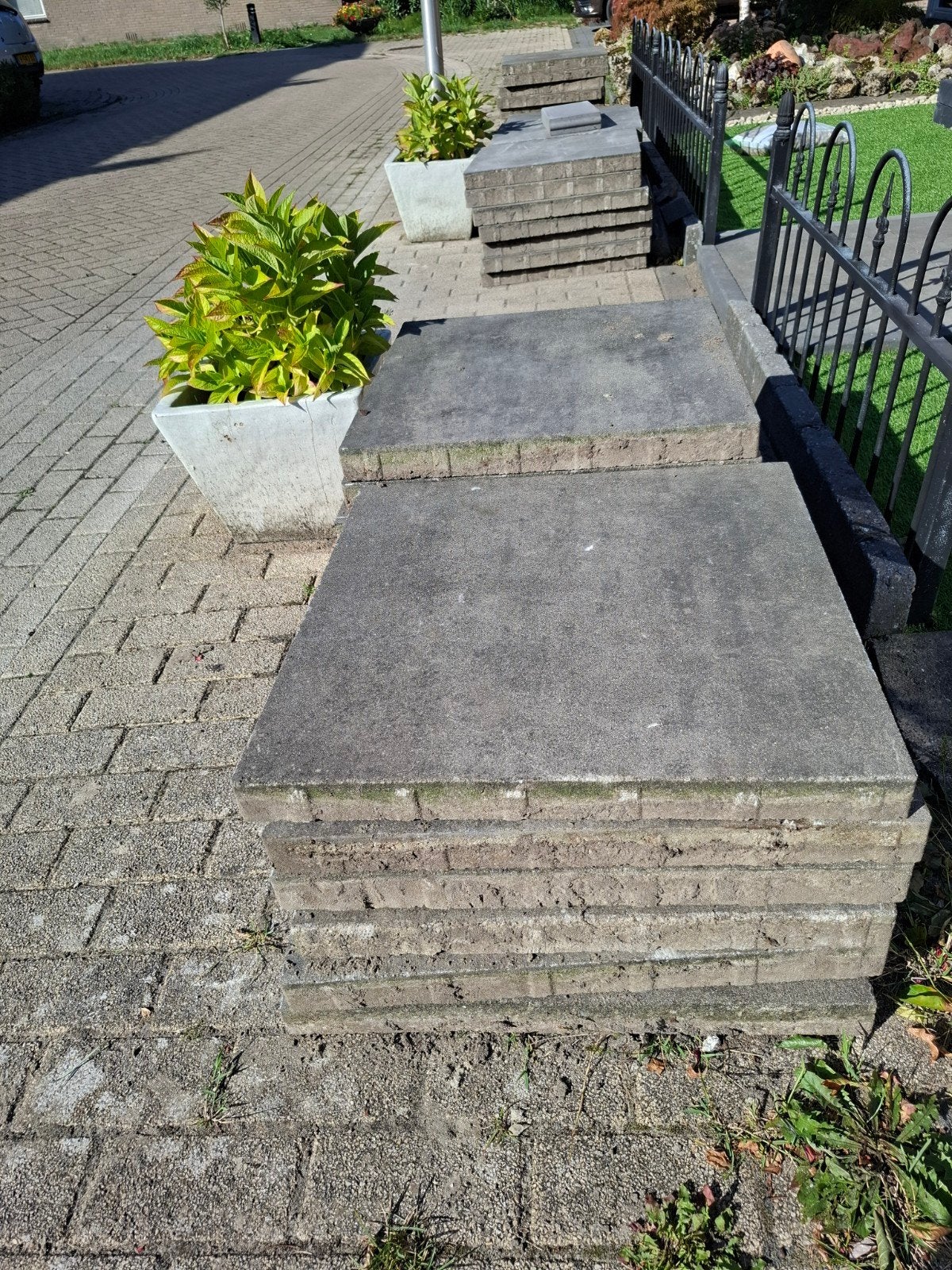 tuin tegels 42 stuks maar 3 zijn kapot 60 bij 60 bij 5cm, Tuin en Terras, Tegels en Klinkers, Ophalen, Gebruikt, 10 m² of meer