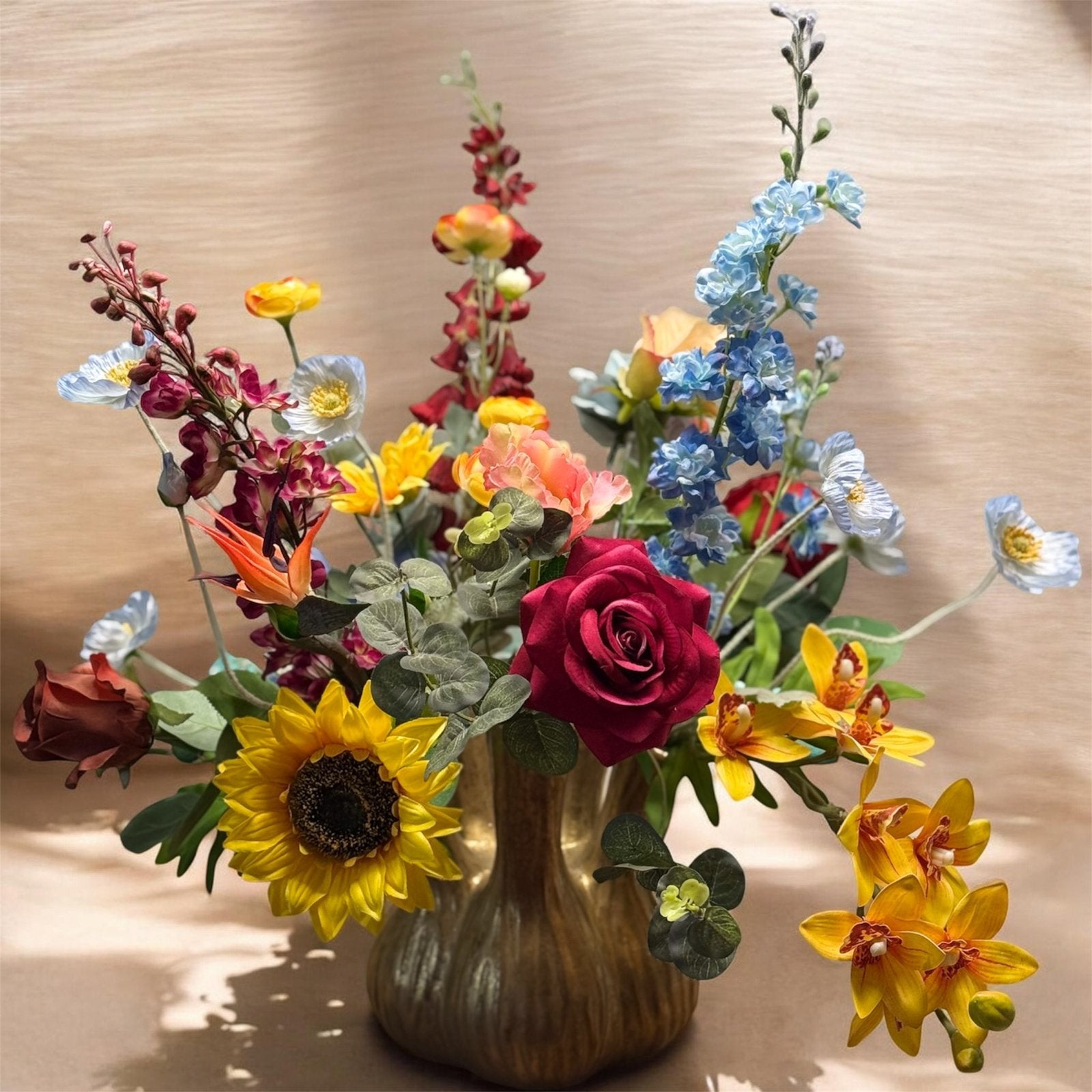 Zijden bloemen opgemaakt in goudkleurige tulpenvaas, Huis en Inrichting, 60 cm, Ophalen of Verzenden, Fransidzesflowercreations