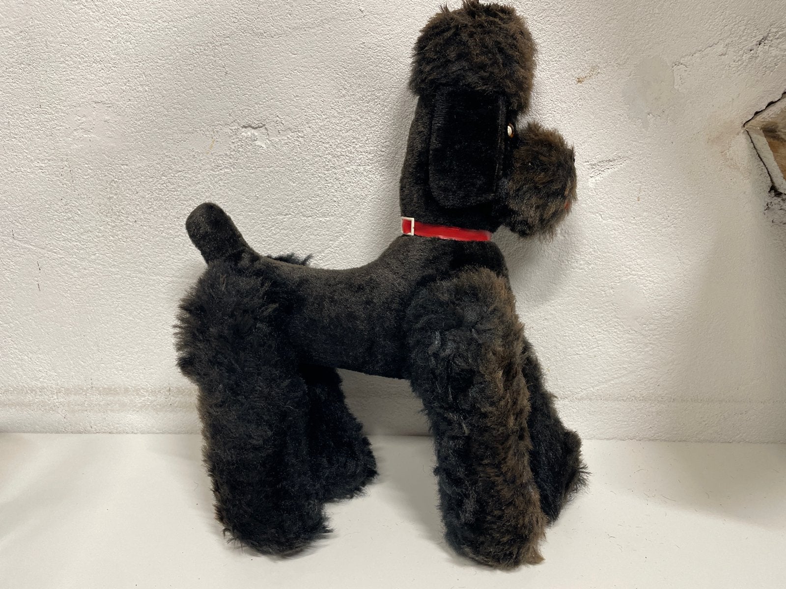 Vintage Zwarte Poedel Speelgoedhond met Rode Halsband, Ophalen of Verzenden, Gebruikt, Hond of Kat, Beeldje of Figuurtje