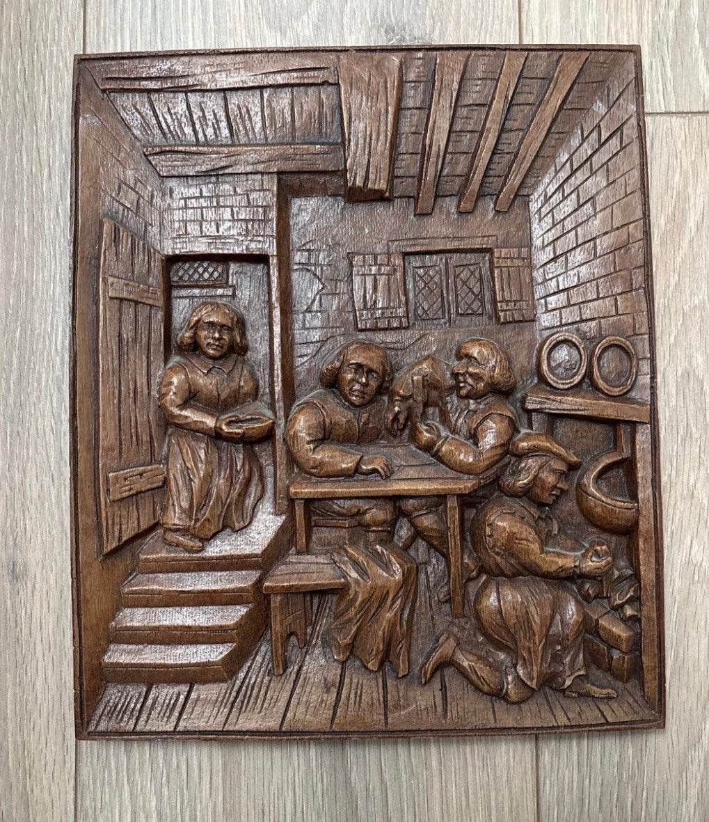 Antiek Houten Reliëf: Gezellige Scène in Herberg, Ophalen of Verzenden, Handgemaakt, Wanddecoratie, 20 - 50 cm