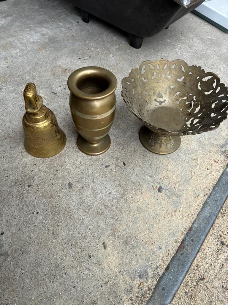 Set van 3 messing decoratie items: bel, vaas en schaal, Antiek en Kunst, Antiek | Koper en Brons, Ophalen, Koper