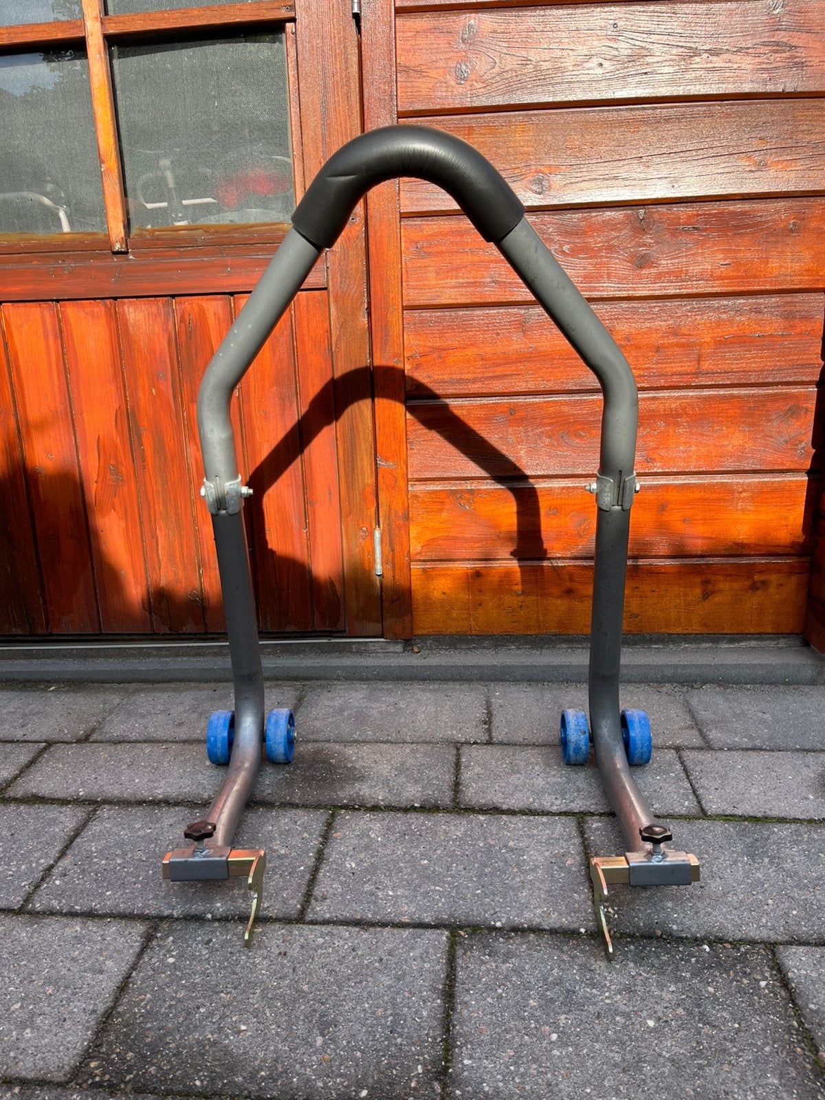 Paddock stand voor bobins of achterbrug, Ophalen