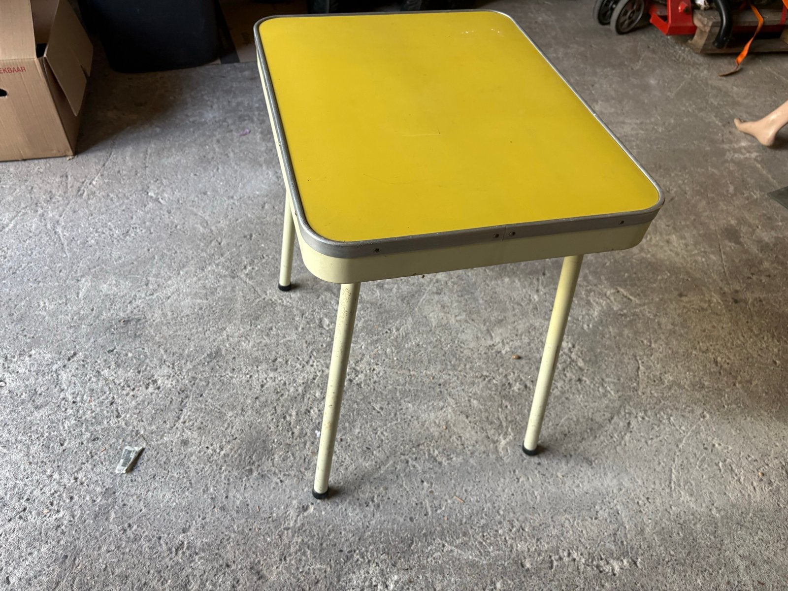 Vintage geel tafeltje, Ophalen