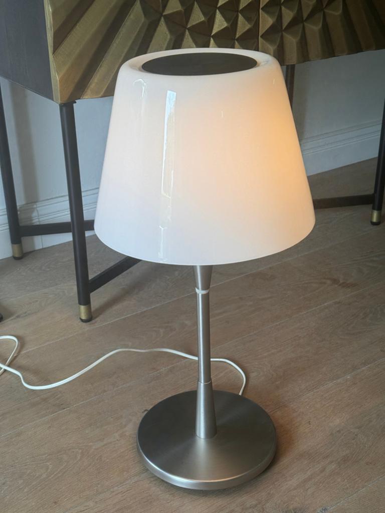 IKEA Tafellamp met witte kap en metalen voet, Ophalen of Verzenden, Zo goed als nieuw, Glas, 50 tot 75 cm