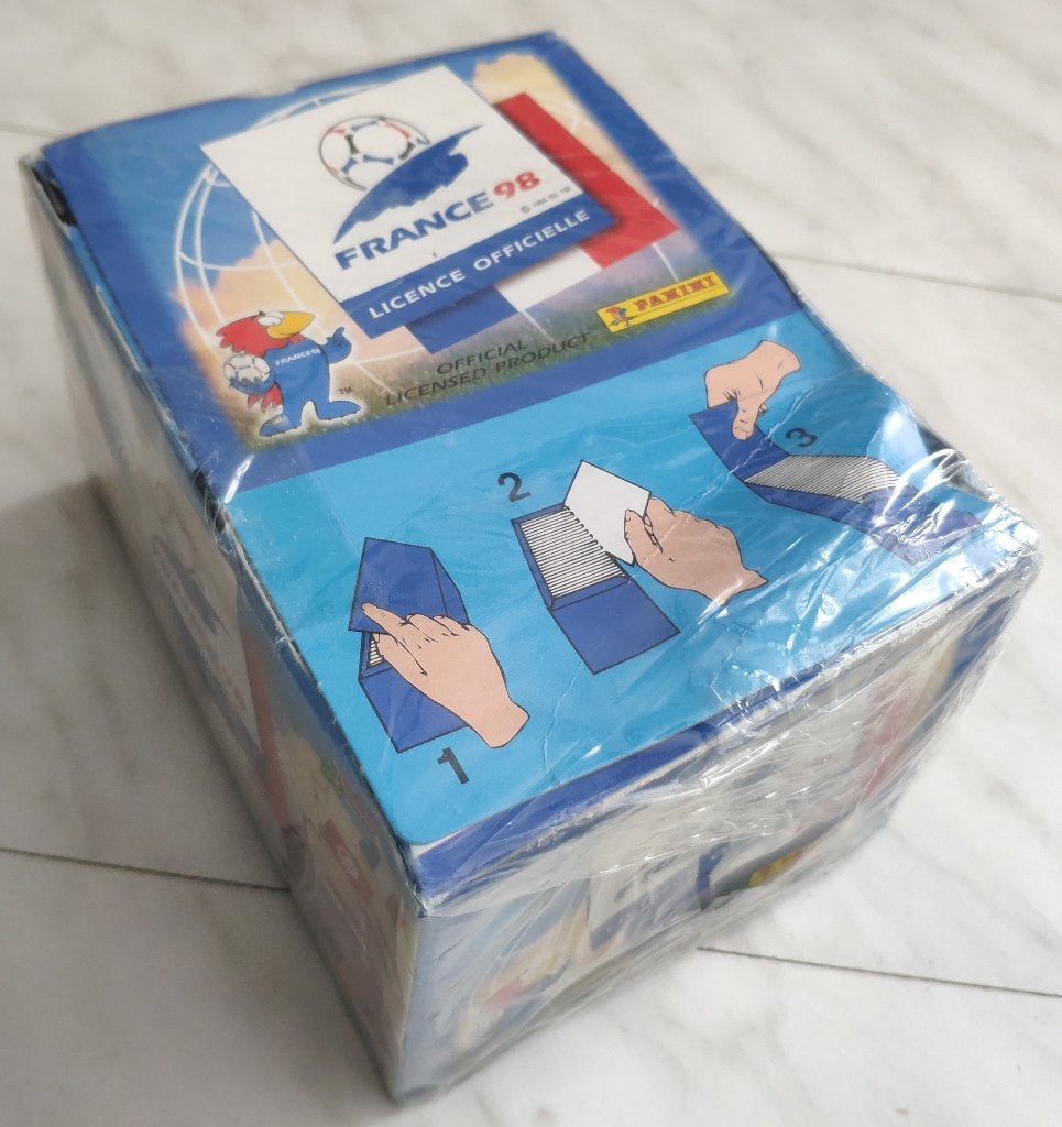 Panini France 98 doos met 100 pakjes voetbalplaatjes SEALED, Nieuw, Poster, Plaatje of Sticker, Ophalen, Buitenlandse clubs