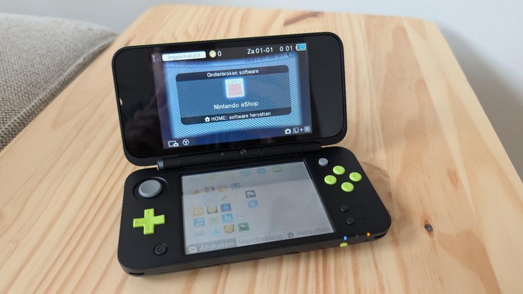 Nette New Nintendo 2DS XL (zwart/lime) + oplader, Spelcomputers en Games, Spelcomputers | Nintendo 2DS en 3DS, Ophalen of Verzenden