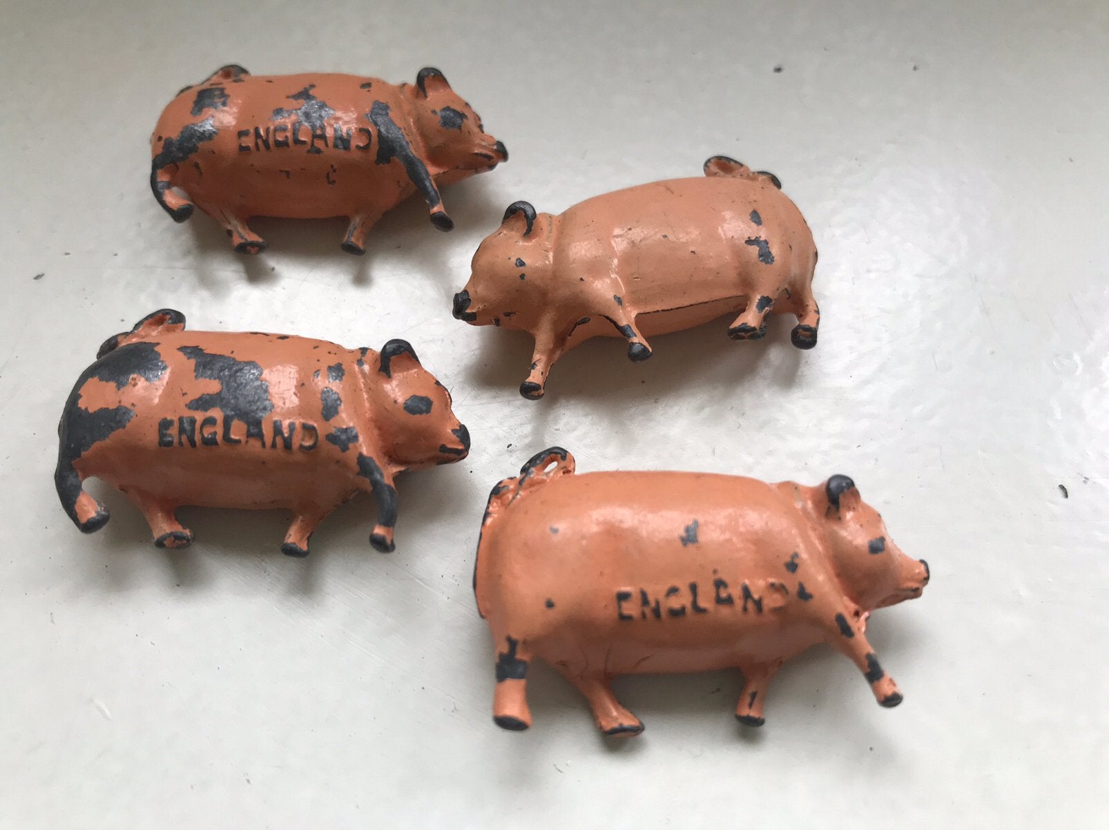 4 kleine britains metalen varkens, Ophalen of Verzenden