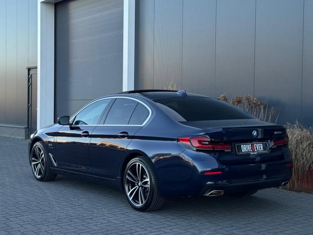 BMW 5-serie 520e High Exe 2022 NWE MODEL FULL PANO NAVI ACC, Auto's, Automaat, 1998 cc, Gebruikt, 4 cilinders