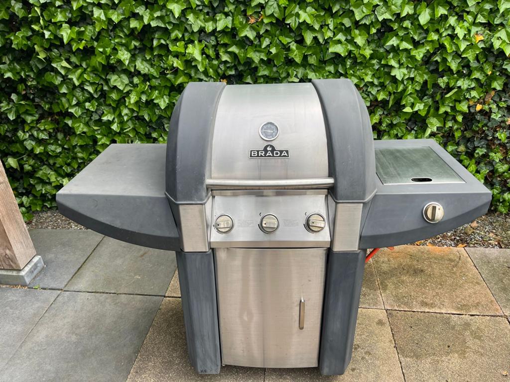 BRADA Gasbarbecue met 3 branders en zijbrander, Ophalen, Gebruikt